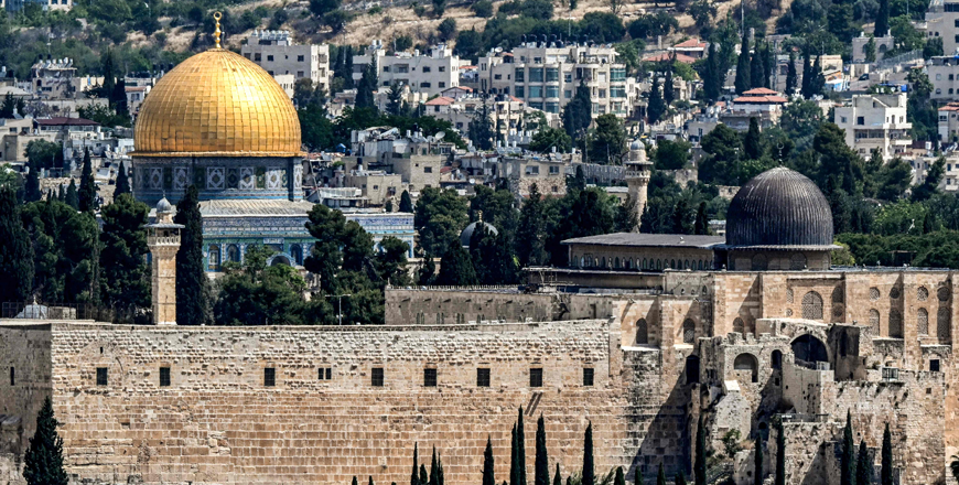This photo taken on May 15, 2024 from Jerusalem's southern neighbourhood of Arnona shows a view of the Golden Dome of the Rock (Left) and the Dome of the Aqsa Mosque (Right), at the Aqsa Mosque Compound/ Al Haram Al Sharif in the old city of Jerusalem  (AFP photo)